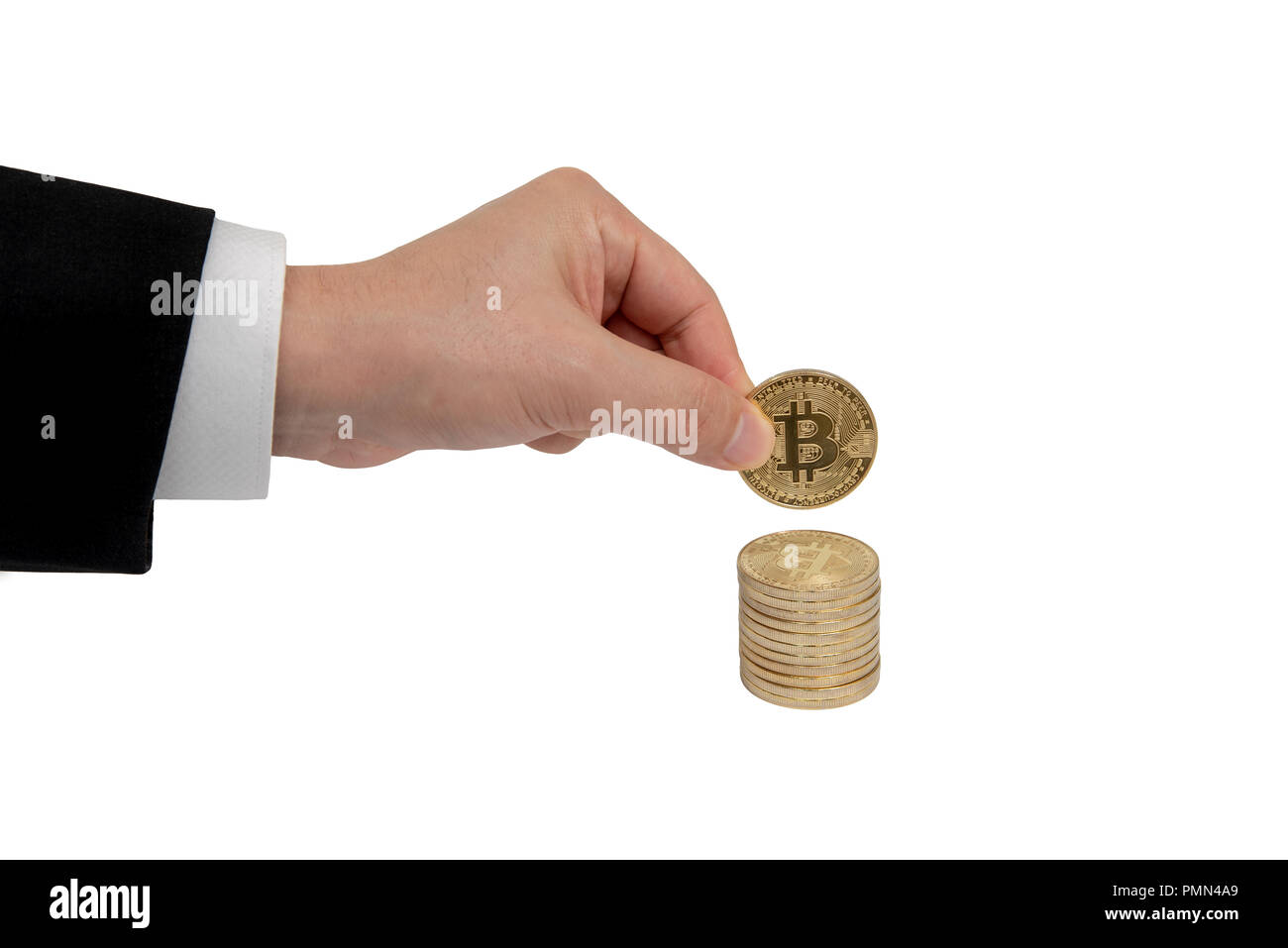 Der Geschäftsmann Hand hält eine Goldmünze bitcoin Münze. Auf weissem Hintergrund Stockfoto