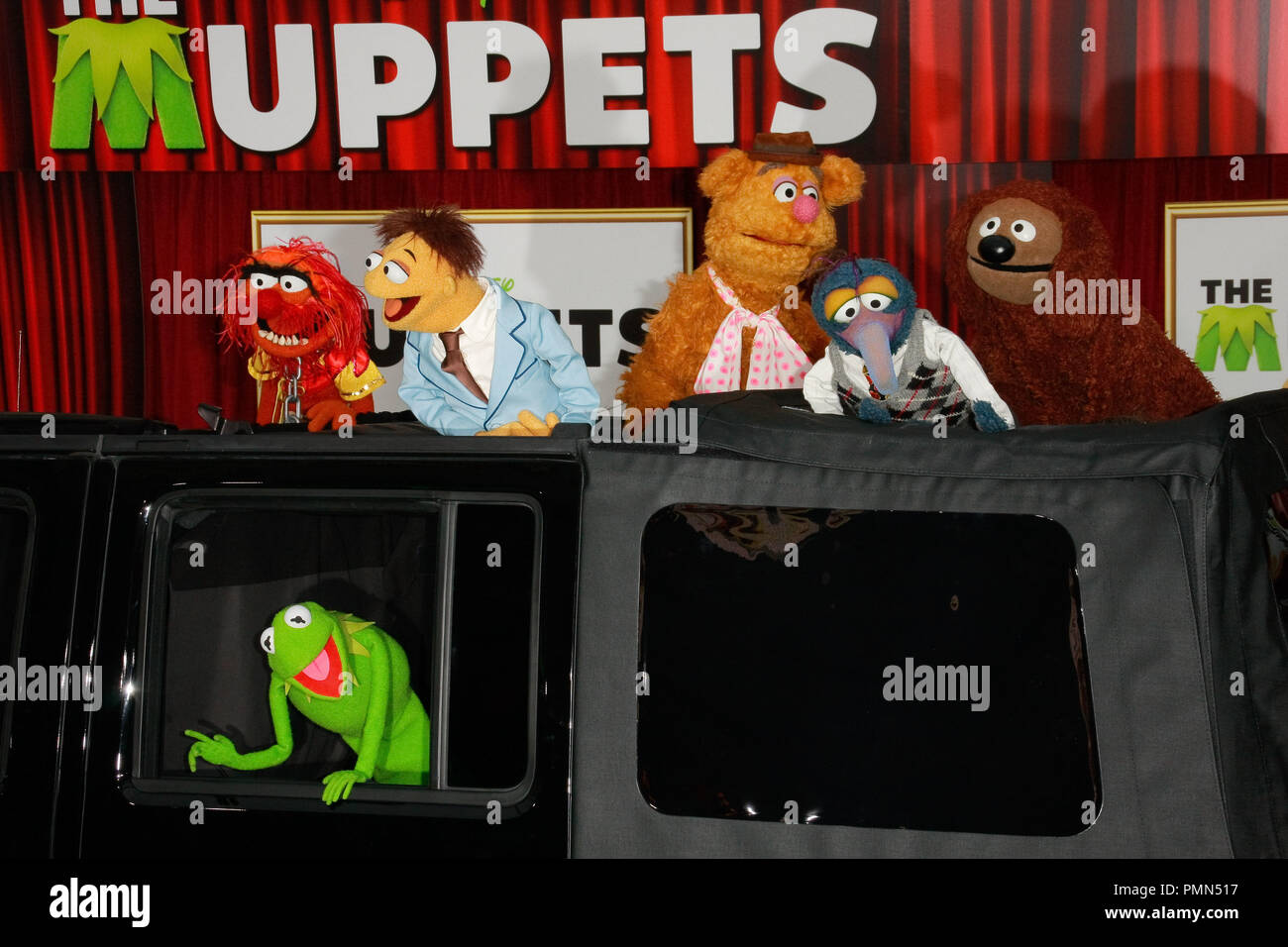 Kermit der Frosch und die Muppets bei der Weltpremiere von Disney's "Die Muppets". Ankünfte am El Capitan Theaterr in Hollywood, CA, 12. November 2011 abgehalten. Foto von Joe Martinez/PictureLux Stockfoto