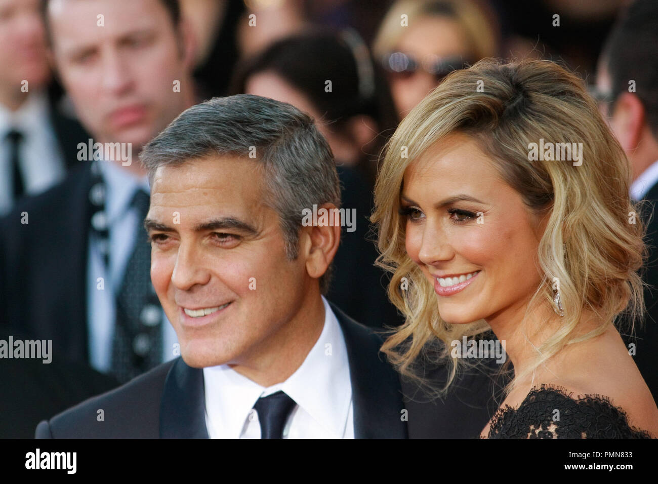 George Clooney und Stacy Keibler auf der 18. jährlichen Screen Actors Guild Awards. Ankunft im Shrine Auditorium in Los Angeles, CA, 29. Januar 2012 statt. Foto von Joe Martinez/PictureLux Stockfoto