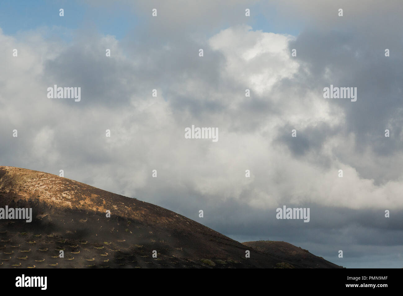 Die einzigartigen schwarzen Mondlandschaft und Weinbaugebiet von vulkanischen Lanzarote auf den Kanarischen Inseln Stockfoto