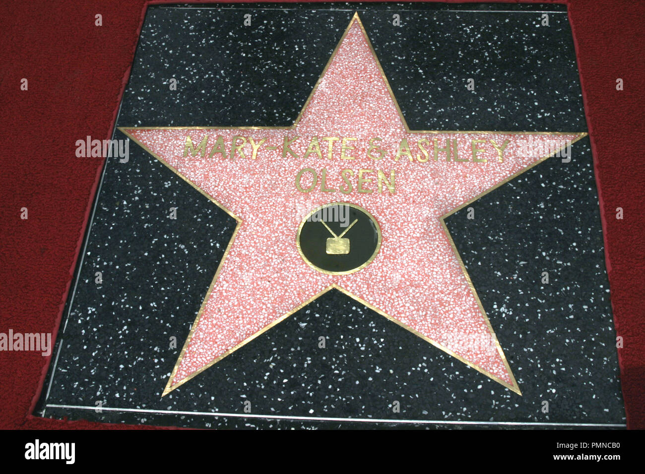 04/29/04 MARY-kate Olsen und Ashley Olsen, ausgezeichnet mit einem Stern auf dem Hollywood Walk of Fame @ Hollywood Blvd., Hollywood Foto von kazumi Nakamoto/HNW/PictureLux Datei Referenz # 31223 019 HNW nur für redaktionelle Verwendung - Alle Rechte vorbehalten Stockfoto