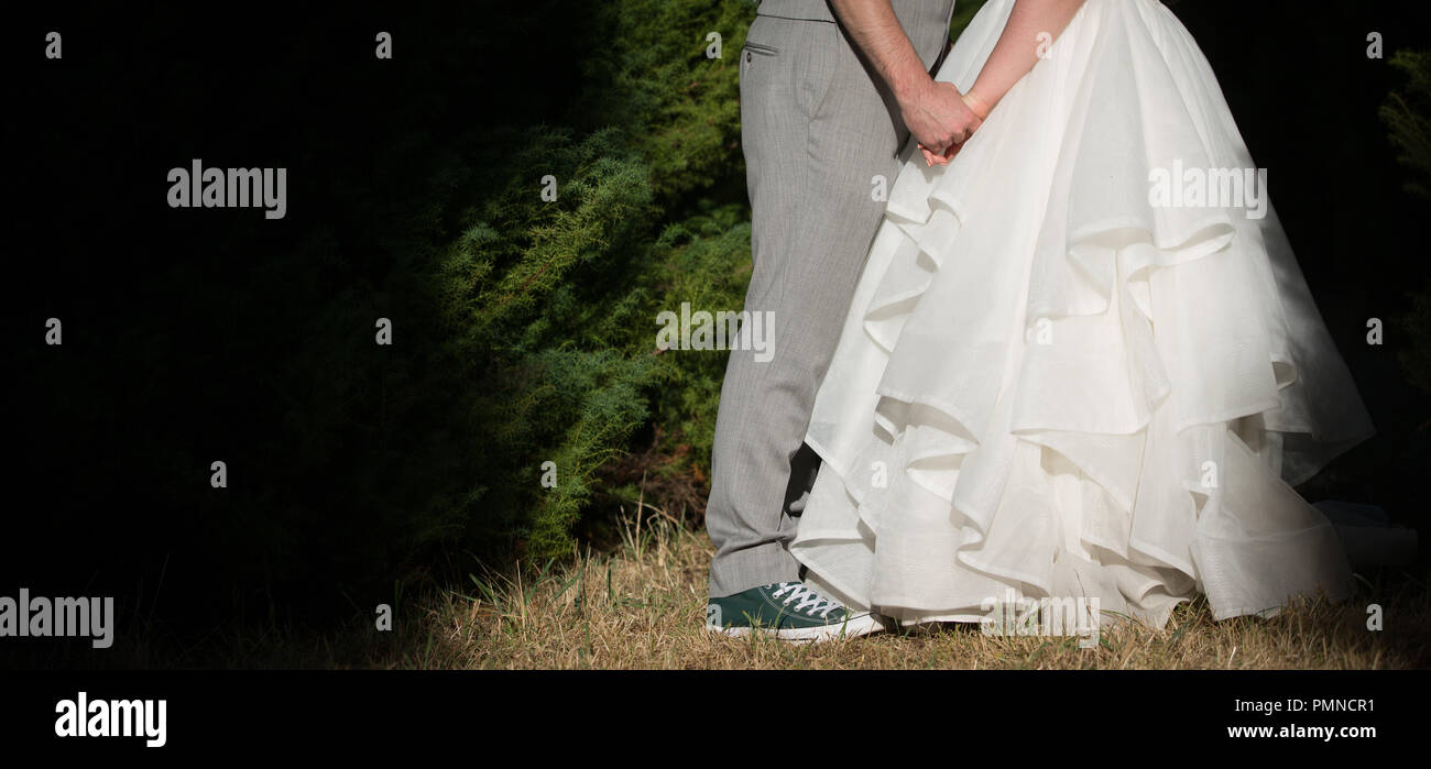 Neu in einem Land Hochzeit in Australien Ehepaar Hand in Hand Stockfoto