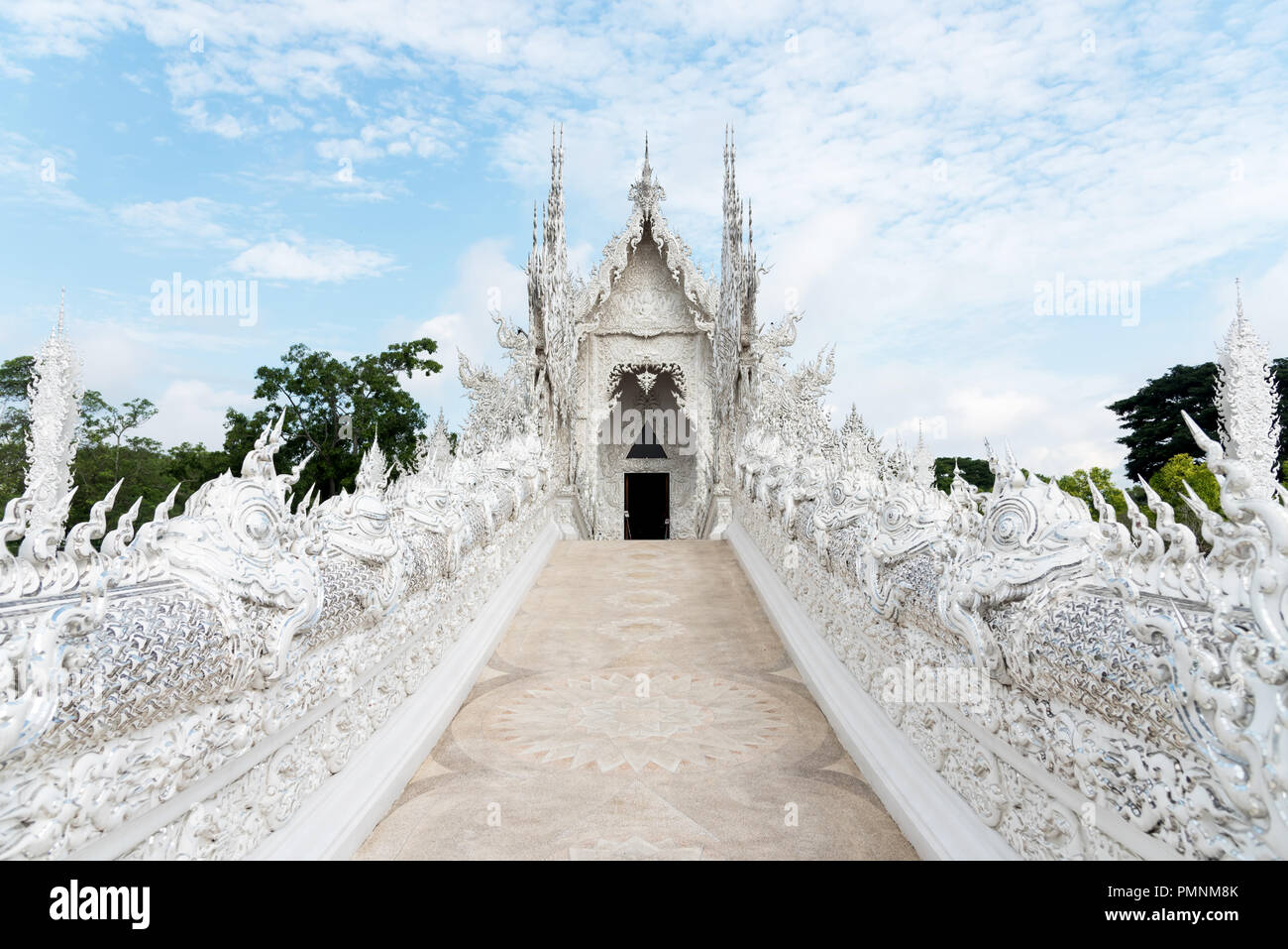 Juni 5, 2018: Blick auf den Wat Rong Khun (weiße Tempel). Chiang Rai, Thailand Stockfoto