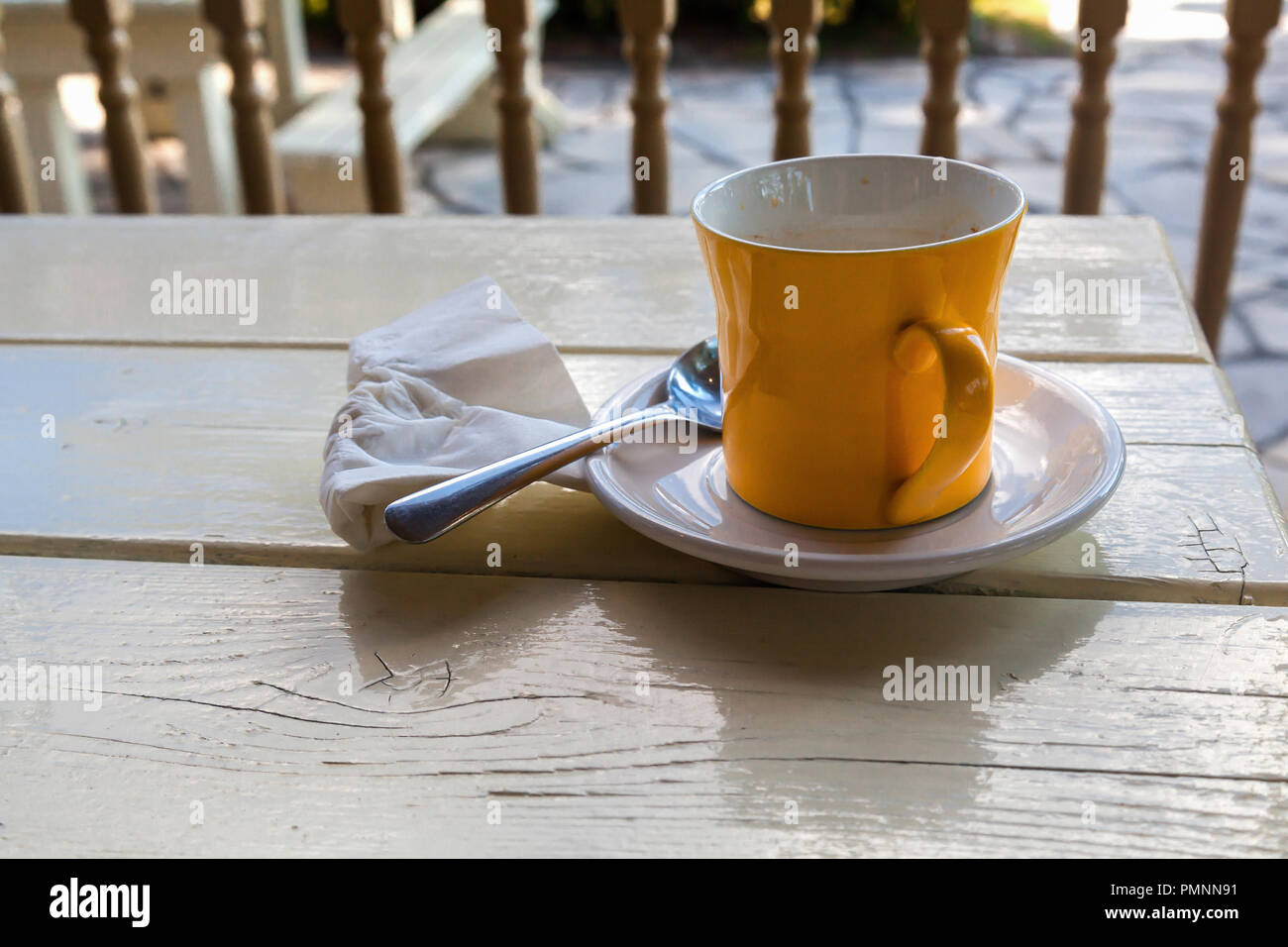 Leere Tasse Kaffee (oder Tee) mit einem Teelöffel und einer gebrauchten Serviette. Stockfoto