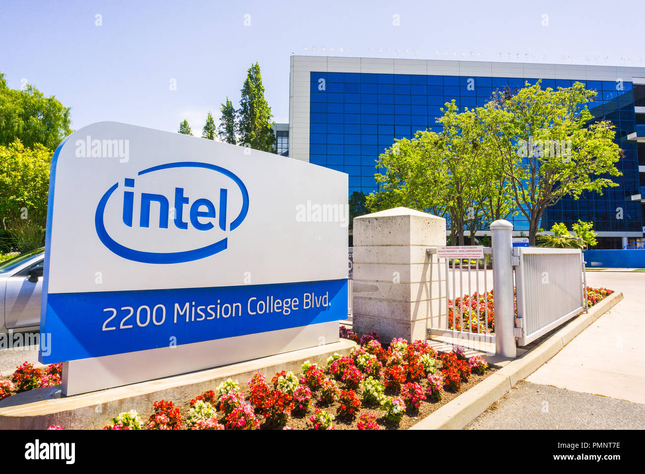 Mai 3, 2018 Santa Clara/CA/USA - Intel Schild vor dem Eingang zu den Büros und Museum im Silicon Valley gelegen Stockfoto