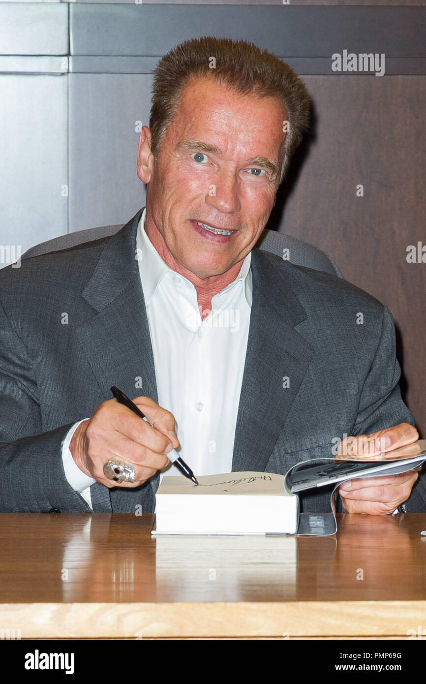 Arnold Schwarzenegger zeichen Exemplare seines neuen Buches "Total Recall: Meine Unglaublich wahre Lebensgeschichte' bei Barnes & Noble Buchhandlung an der Waldung in Los Angeles am 5. Oktober 2012. (Foto von Eden Ari/Vordere Reihe Funktionen/PRPP) Datei Referenz # 31690 003 PRPPEA nur für redaktionelle Verwendung - Alle Rechte vorbehalten Stockfoto