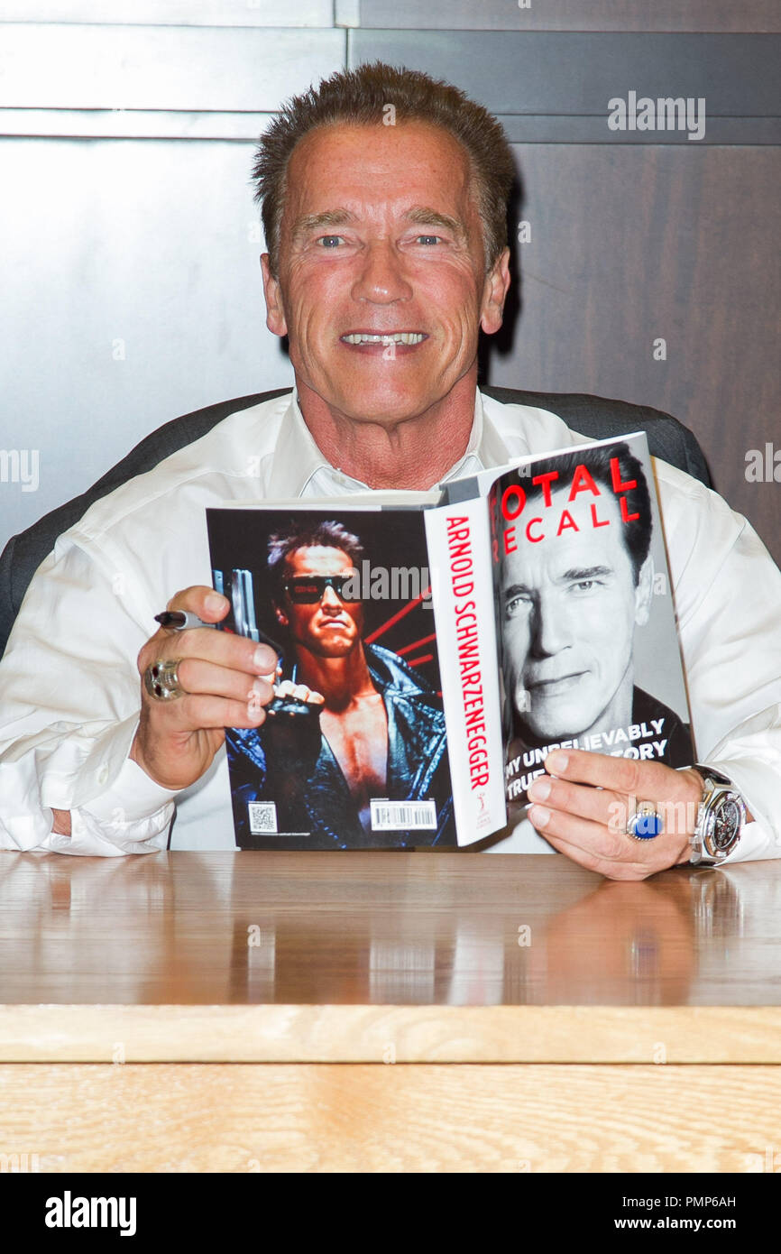 Arnold Schwarzenegger zeichen Exemplare seines neuen Buches "Total Recall: Meine Unglaublich wahre Lebensgeschichte' bei Barnes & Noble Buchhandlung an der Waldung in Los Angeles am 5. Oktober 2012. (Foto von Eden Ari/Vordere Reihe Funktionen/PRPP) Datei Referenz # 31690 010 PRPPEA nur für redaktionelle Verwendung - Alle Rechte vorbehalten Stockfoto