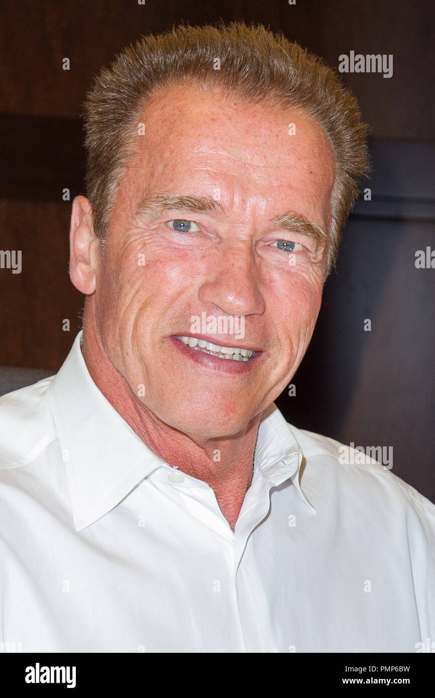 Arnold Schwarzenegger zeichen Exemplare seines neuen Buches "Total Recall: Meine Unglaublich wahre Lebensgeschichte' bei Barnes & Noble Buchhandlung an der Waldung in Los Angeles am 5. Oktober 2012. (Foto von Eden Ari/Vordere Reihe Funktionen/PRPP) Datei Referenz # 31690 018 PRPPEA nur für redaktionelle Verwendung - Alle Rechte vorbehalten Stockfoto