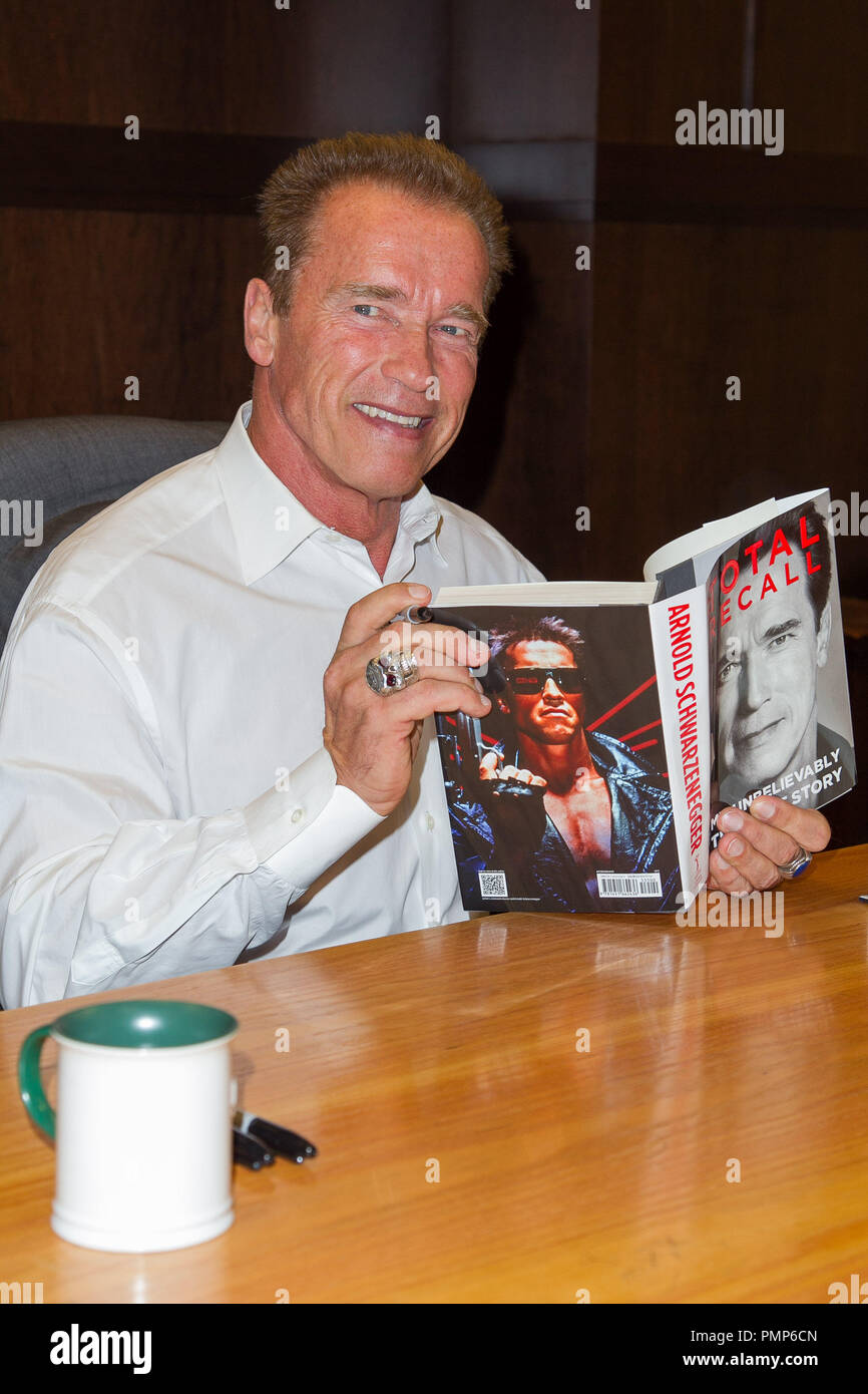 Arnold Schwarzenegger zeichen Exemplare seines neuen Buches "Total Recall: Meine Unglaublich wahre Lebensgeschichte' bei Barnes & Noble Buchhandlung an der Waldung in Los Angeles am 5. Oktober 2012. (Foto von Eden Ari/Vordere Reihe Funktionen/PRPP) Datei Referenz # 31690 023 PRPPEA nur für redaktionelle Verwendung - Alle Rechte vorbehalten Stockfoto
