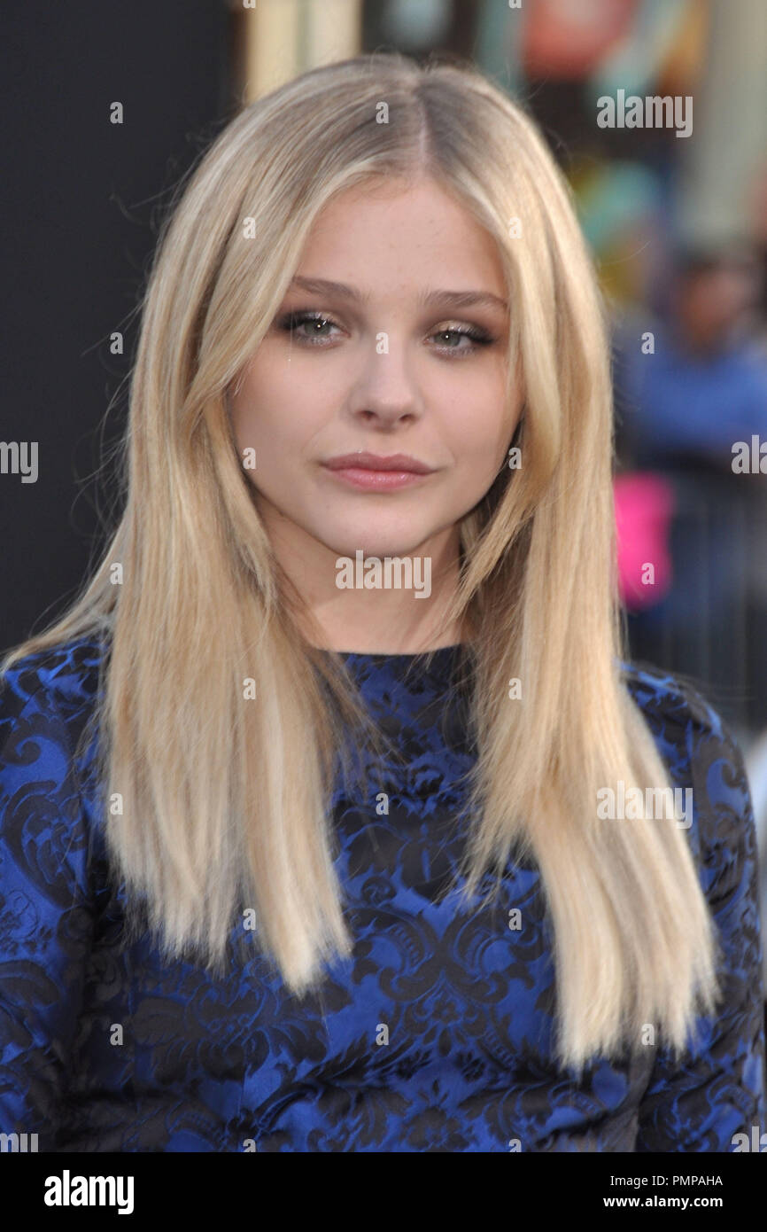 Chloe Grace Moretz Auf Die Dunkle Schatten Premiere Ankunfte Am Grauman S Chinese Theatre In Los Angeles Ca 7 Mai 2012 Statt Foto Von M Adams Picturelux Stockfotografie Alamy