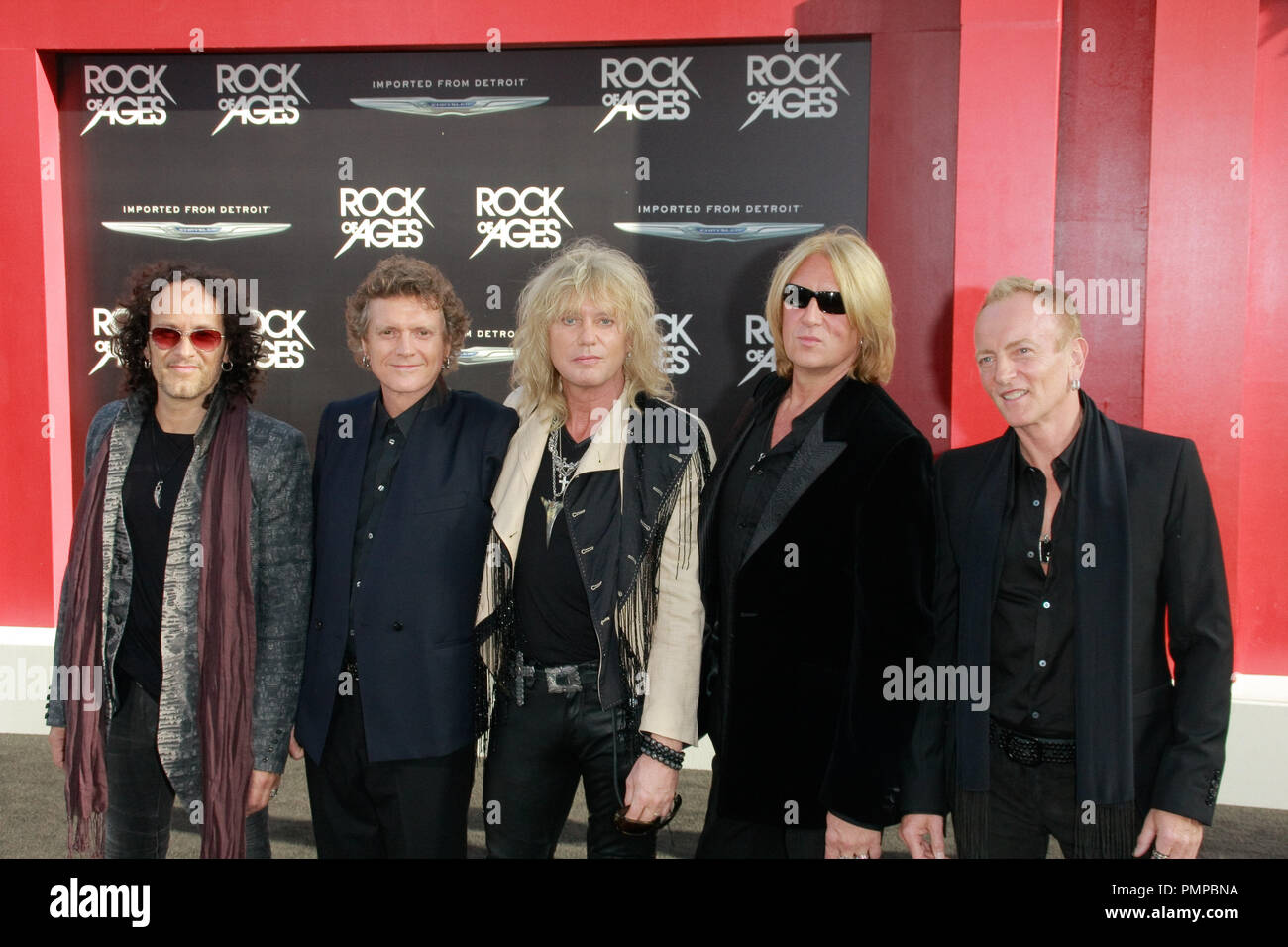 Def Leppard (Joe Elliott, Rick Savage, Rick Allen, Phil Collen, und Vivian Campbell) bei der Weltpremiere von Warner Bros. Pictures' Rock of Ages'. Ankünfte am Grauman's Chinese Theater in Hollywood, CA, 8. Juni 2012 statt. Foto von Joe Martinez/PictureLux Stockfoto