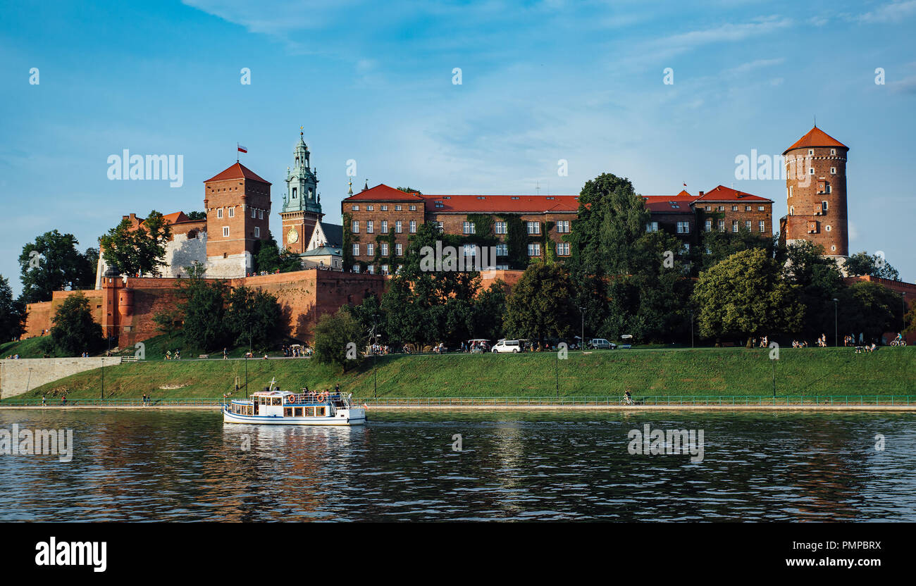 Das Schloss Wawel in Krakau, Polen, im Vordergrund die Weichsel. Stockfoto