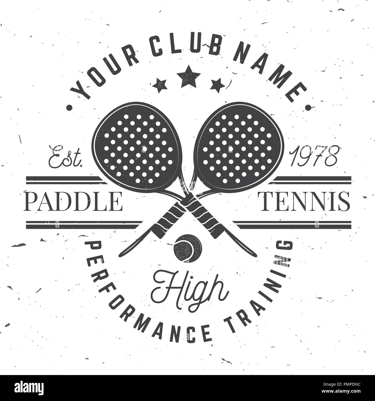Paddle-tennis Abzeichen, Emblem oder unterzeichnen. Vector Illustration. Konzept für T-Shirt, Druck, Stempel oder T-Stück. Vintage Typografie Design mit Paddel Paddle Tennis Schläger und Ball Silhouette. Stock Vektor