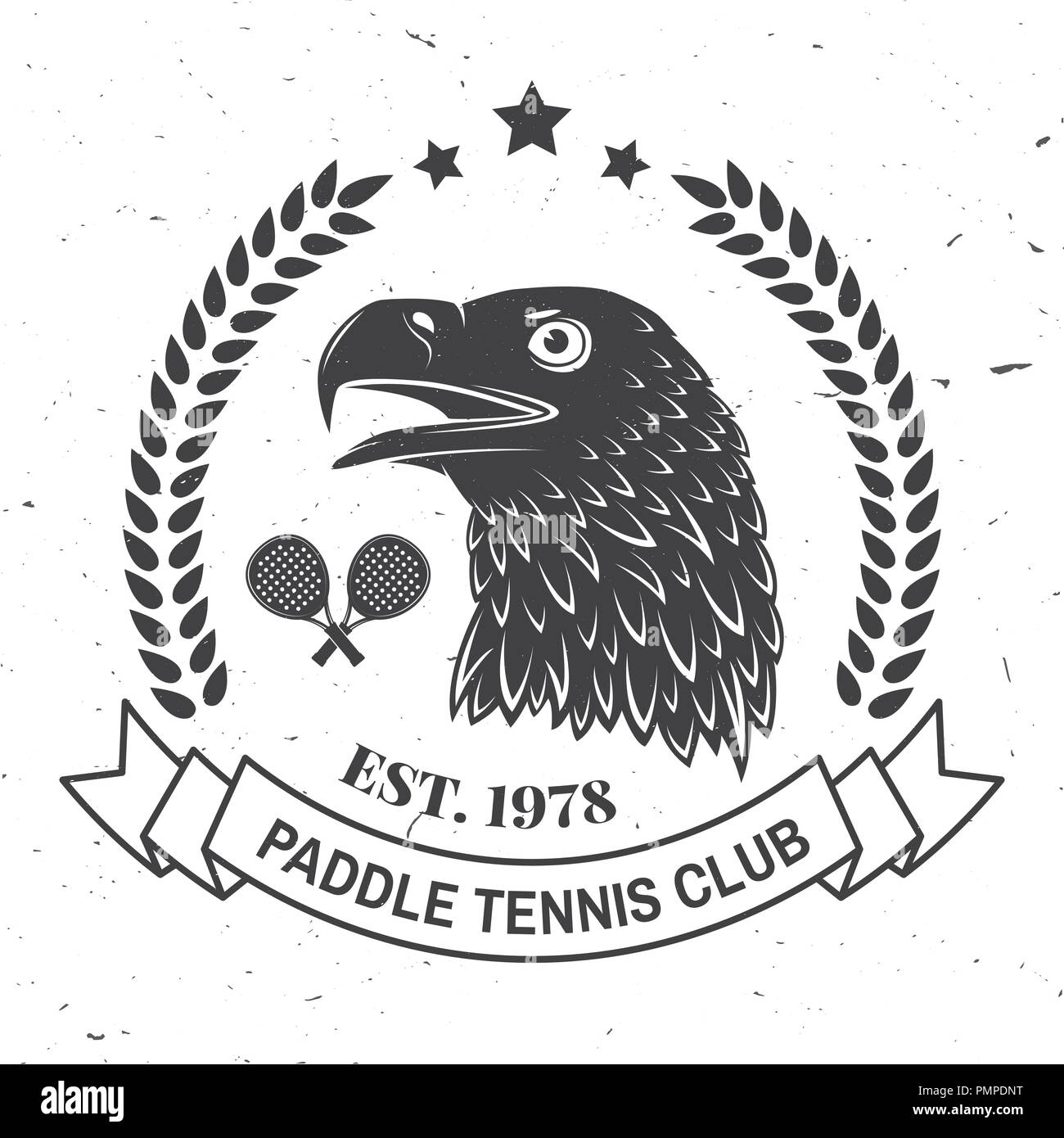 Paddle-tennis Abzeichen, Emblem oder unterzeichnen. Vector Illustration. Konzept für T-Shirt, Druck, Stempel oder T-Stück. Vintage Typografie Design mit Paddle Tennis Schläger und Eagle Silhouette. Stock Vektor