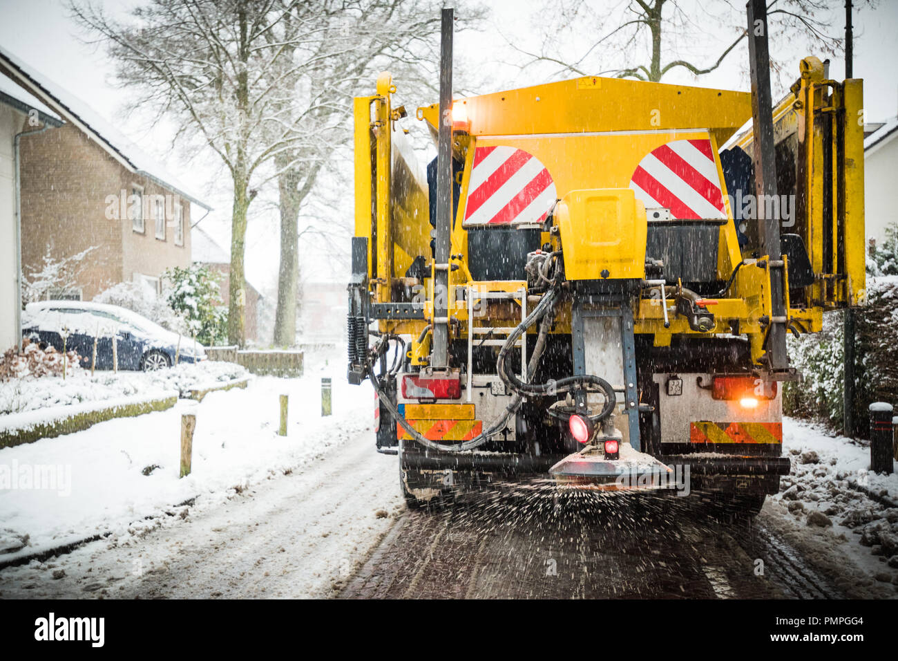 Winter service-Lkw oder das Verteilen von Salz und Sand auf der Fahrbahn zu Vereisung zu verhindern Stockfoto