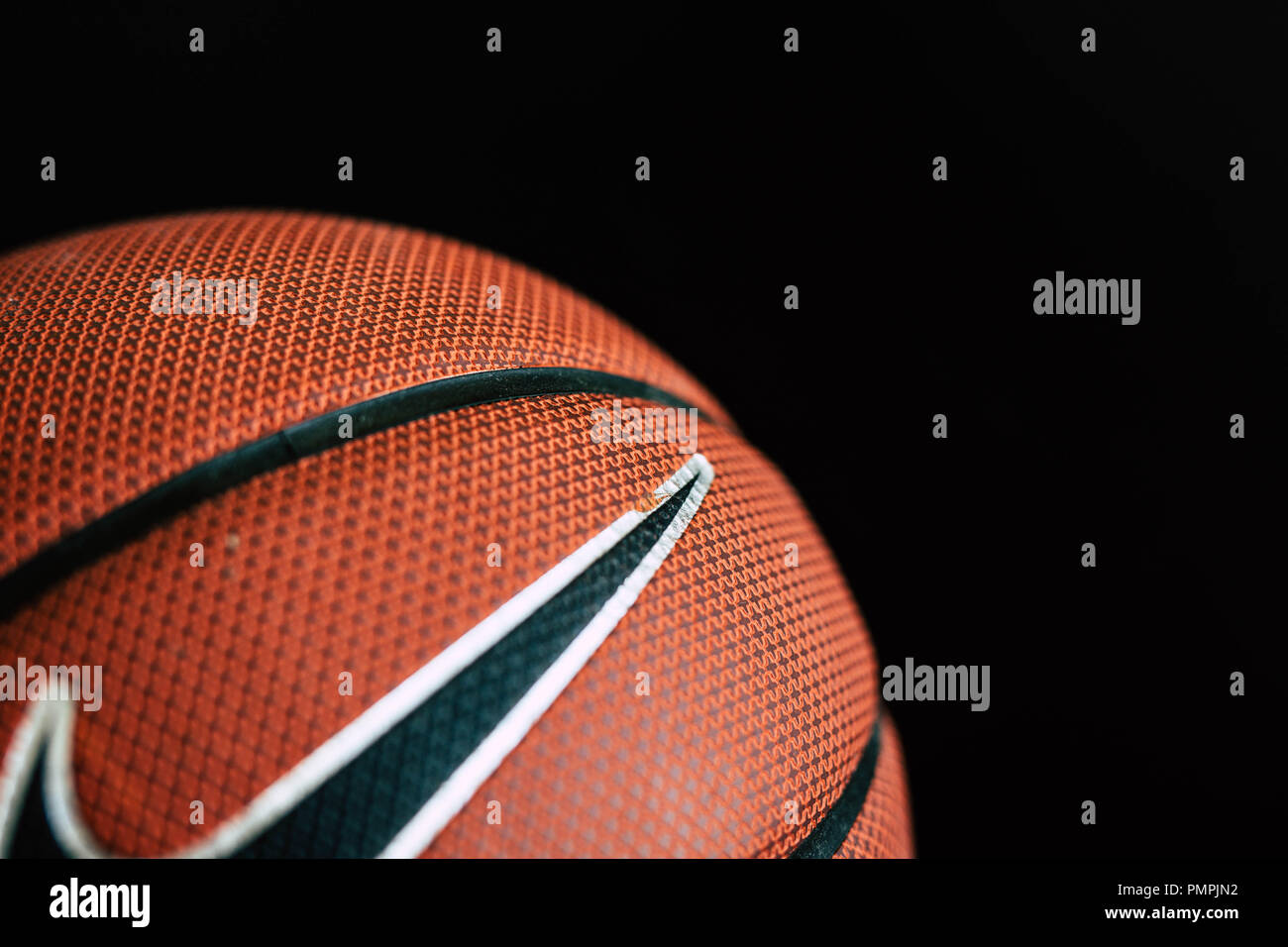 Basketball mit schwarzem Hintergrund Stockfoto