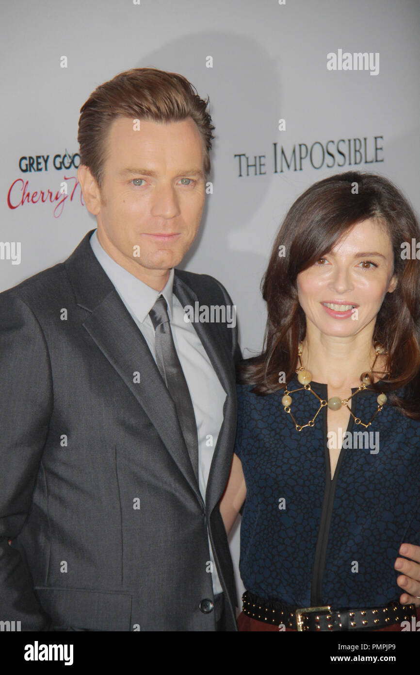 Ewan McGregor, Eve Mavrakis 12/10/2012 "Unmöglich" Premiere gehalten am Arclight Cinerama Dome in Hollywood, CA Foto von Izumi Hasegawa/HNW/PictureLux Stockfoto