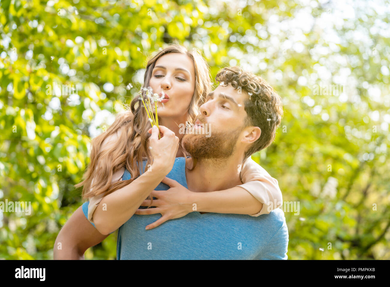 Frau und Mann auf einer Wiese in romantischer Stimmung Stockfoto