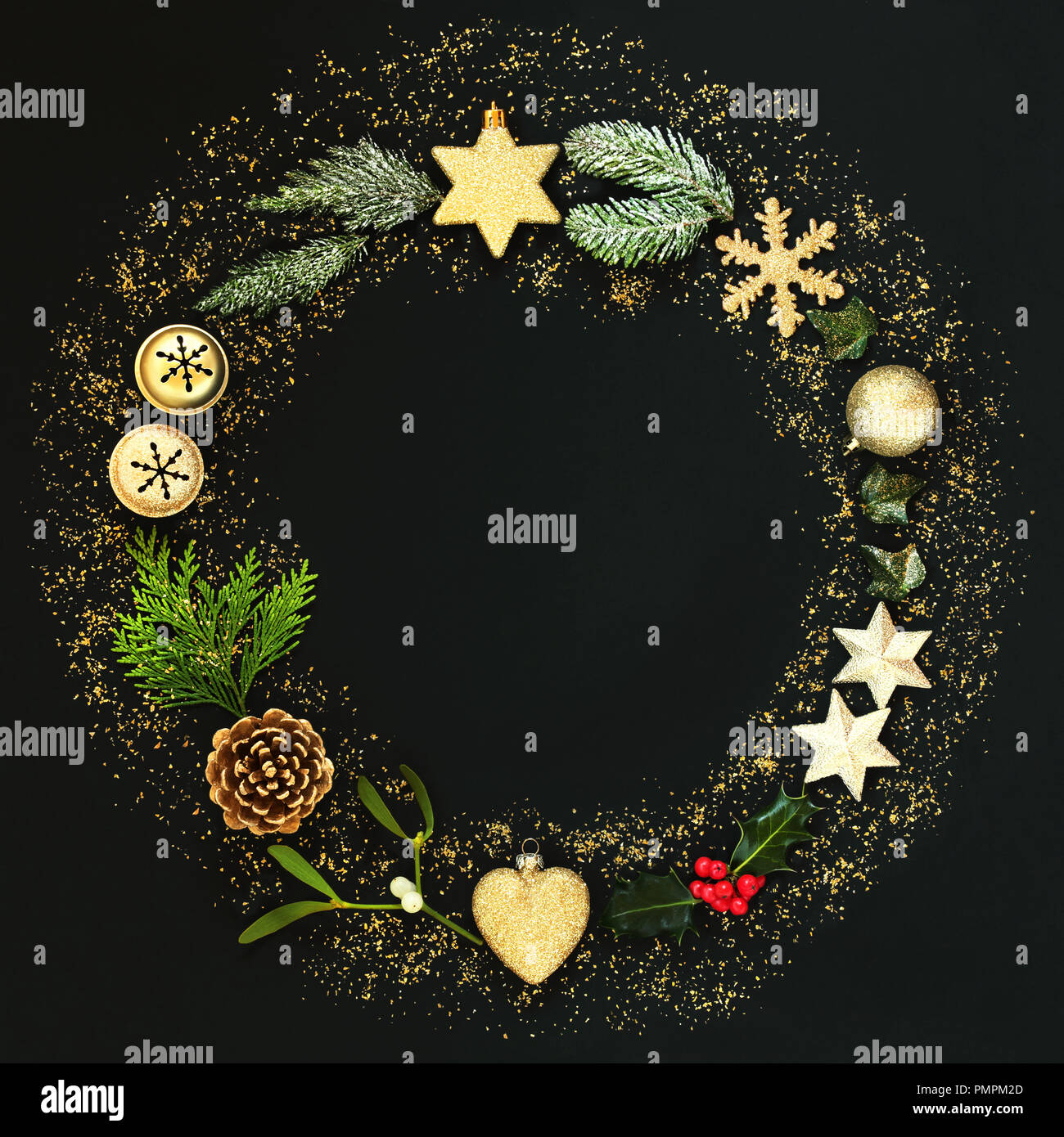 Funkelnde Weihnachten abstrakte Kranz mit Winter Flora, Christbaumkugel Dekorationen und gold glitzer auf schwarzem Hintergrund. Flach. Stockfoto