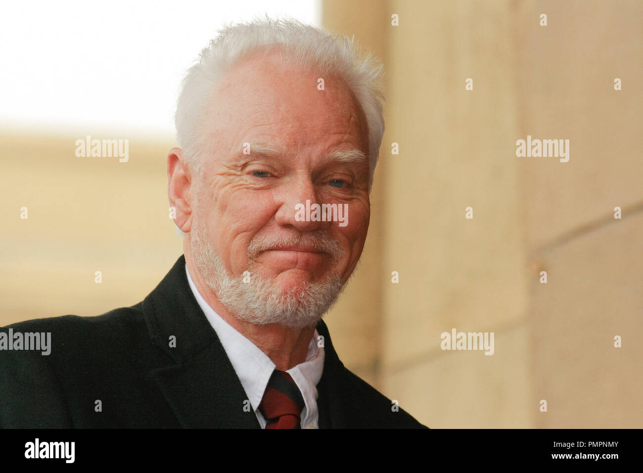 Malcolm McDowell im Hollywood Handelskammer Zeremonie ihn mit einem Stern auf dem Hollywood Walk of Fame zu Ehren in Hollywood, CA, 16. März 2012. Foto von Joe Martinez/PictureLux Stockfoto