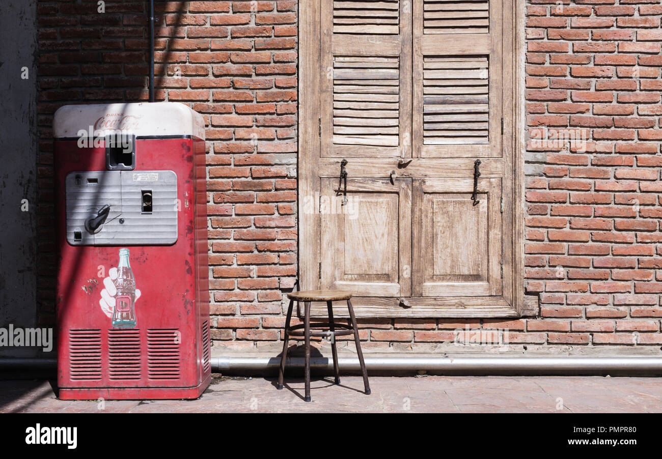 Bangkok, Thailand - 15. September 2018: Vintage Retro Coca-Cola Automaten Flaschen in Baan Bangkhen Museum, Bangkok, Thailand Stockfoto