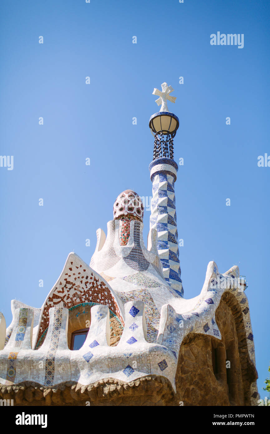 Dekorativer Kamin Töpfen auf dem Dach eines Hauses außerhalb von Gaudis Park Guell in Barcelona. Stockfoto