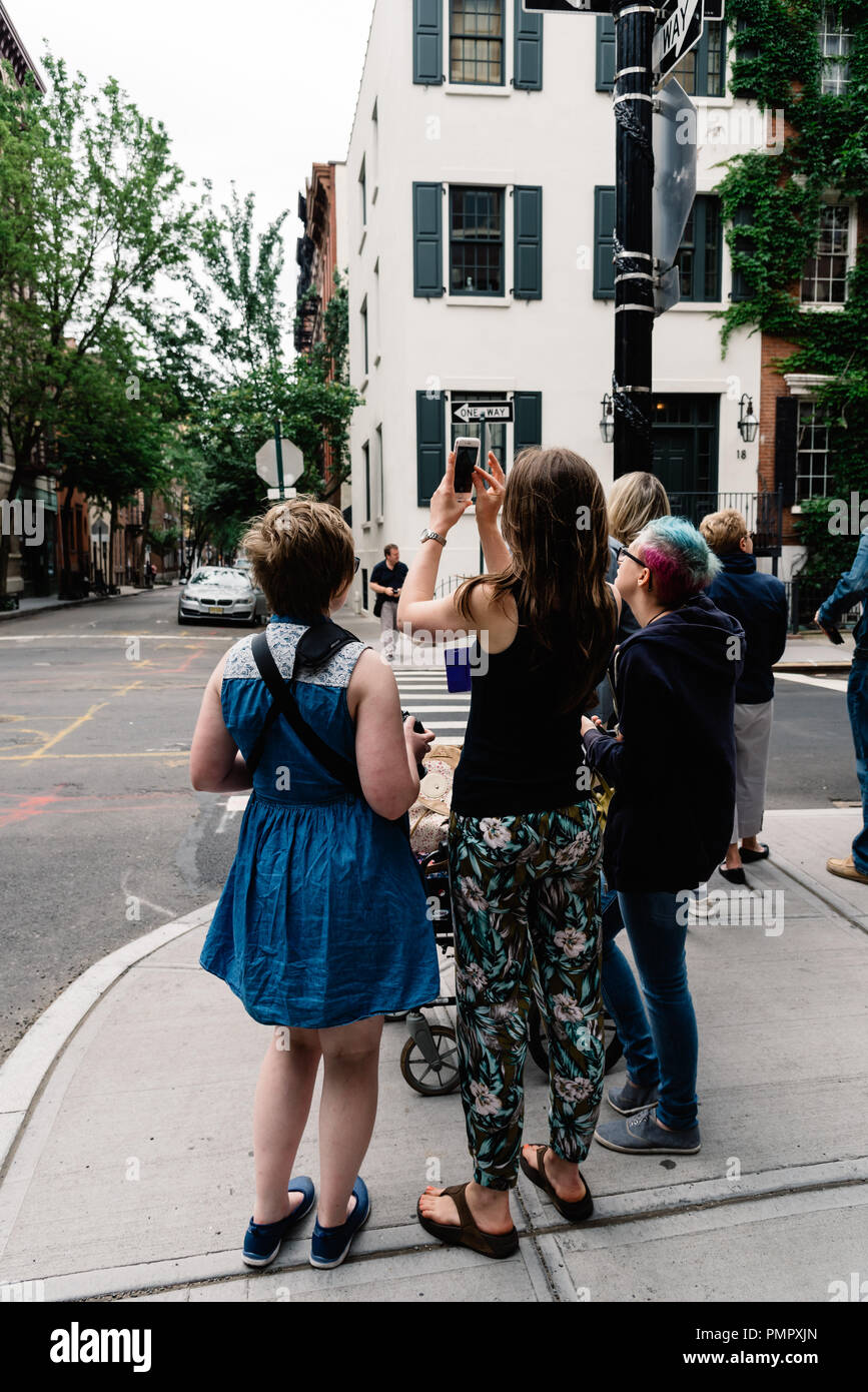 New York City, USA - Juni 22, 2018: die Menschen, die Bilder an der berühmten Ecke der Bedford Street mit Grove Street in Greenwich Village, in Freund empfohlene Stockfoto
