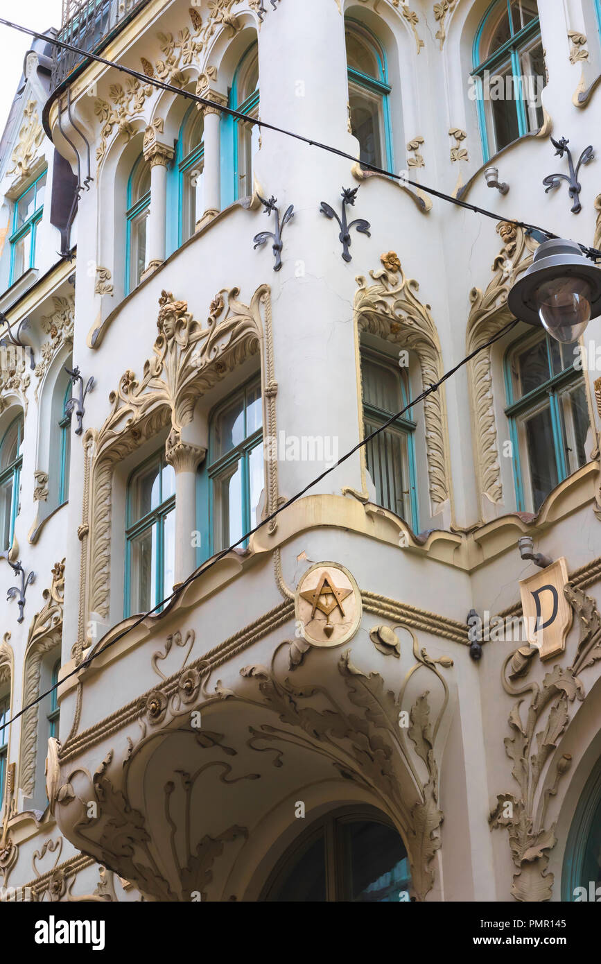 Riga Architektur, Blick auf einem reich verzierten Erker und Balkon auf einem Art Nouveau Gebäude in der Altstadt von Riga, Lettland. Stockfoto