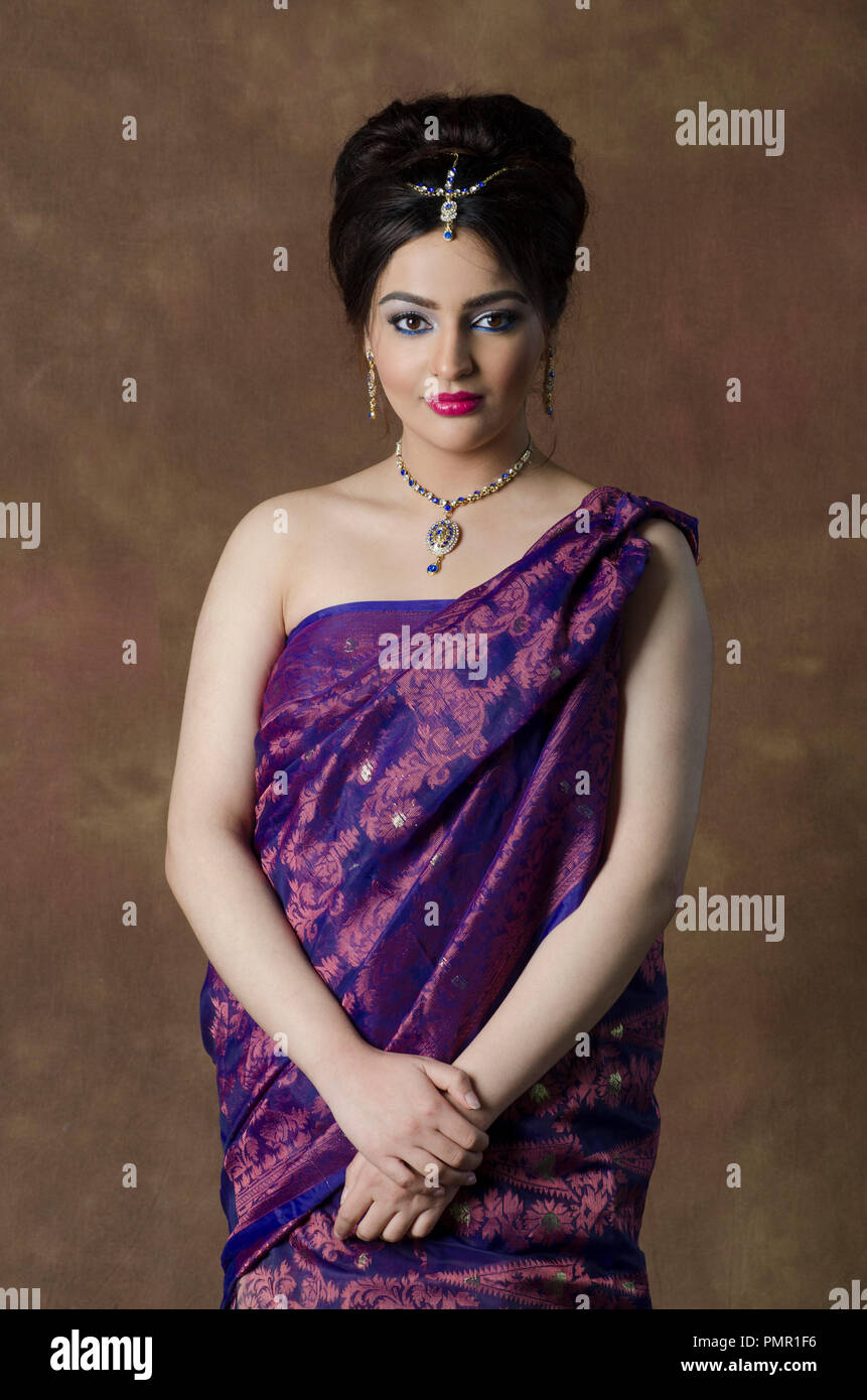 Schöne asiatische Frau Sari tragen Stockfoto