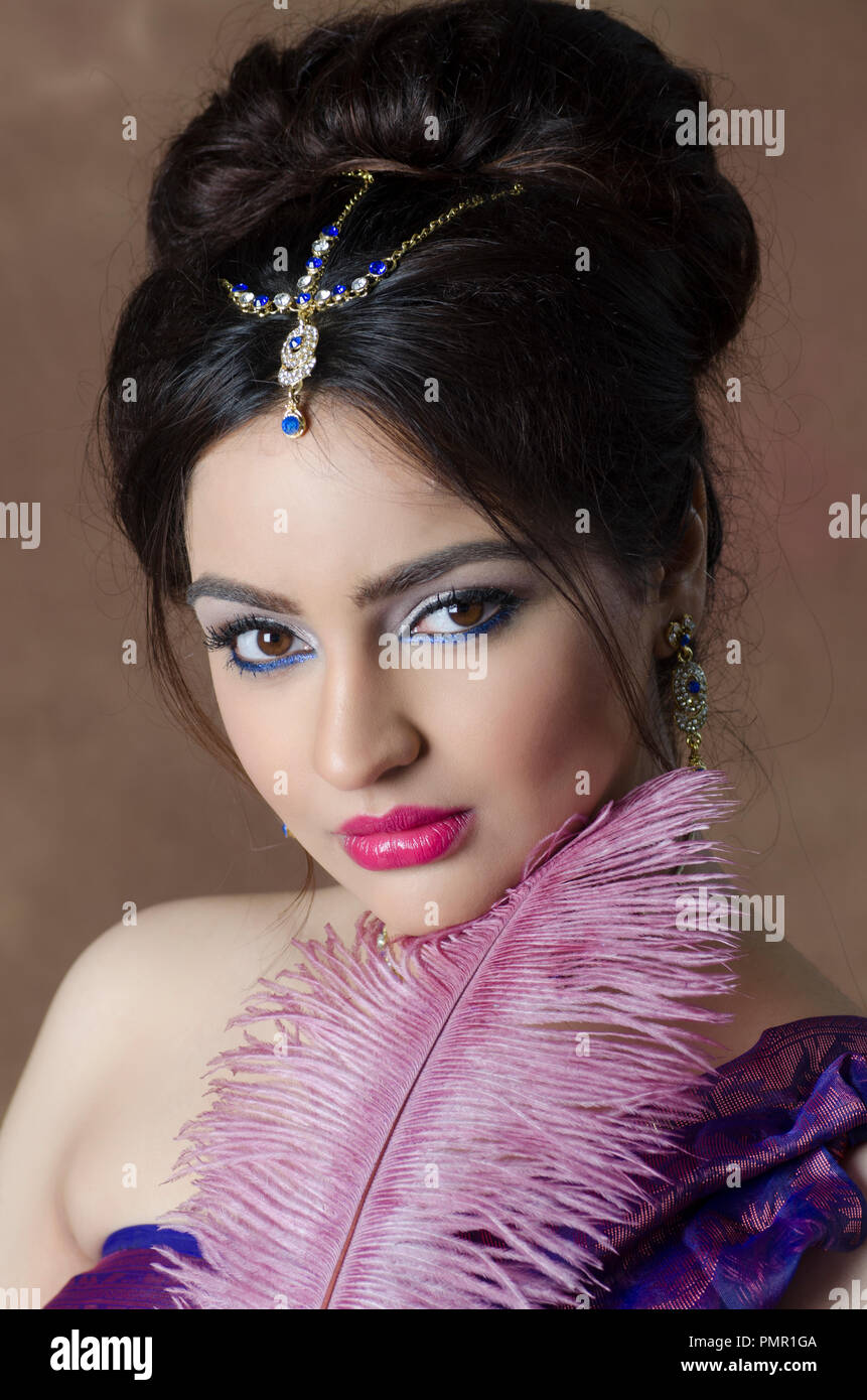 Schönen indischen Frau mit einer Feder Stockfoto
