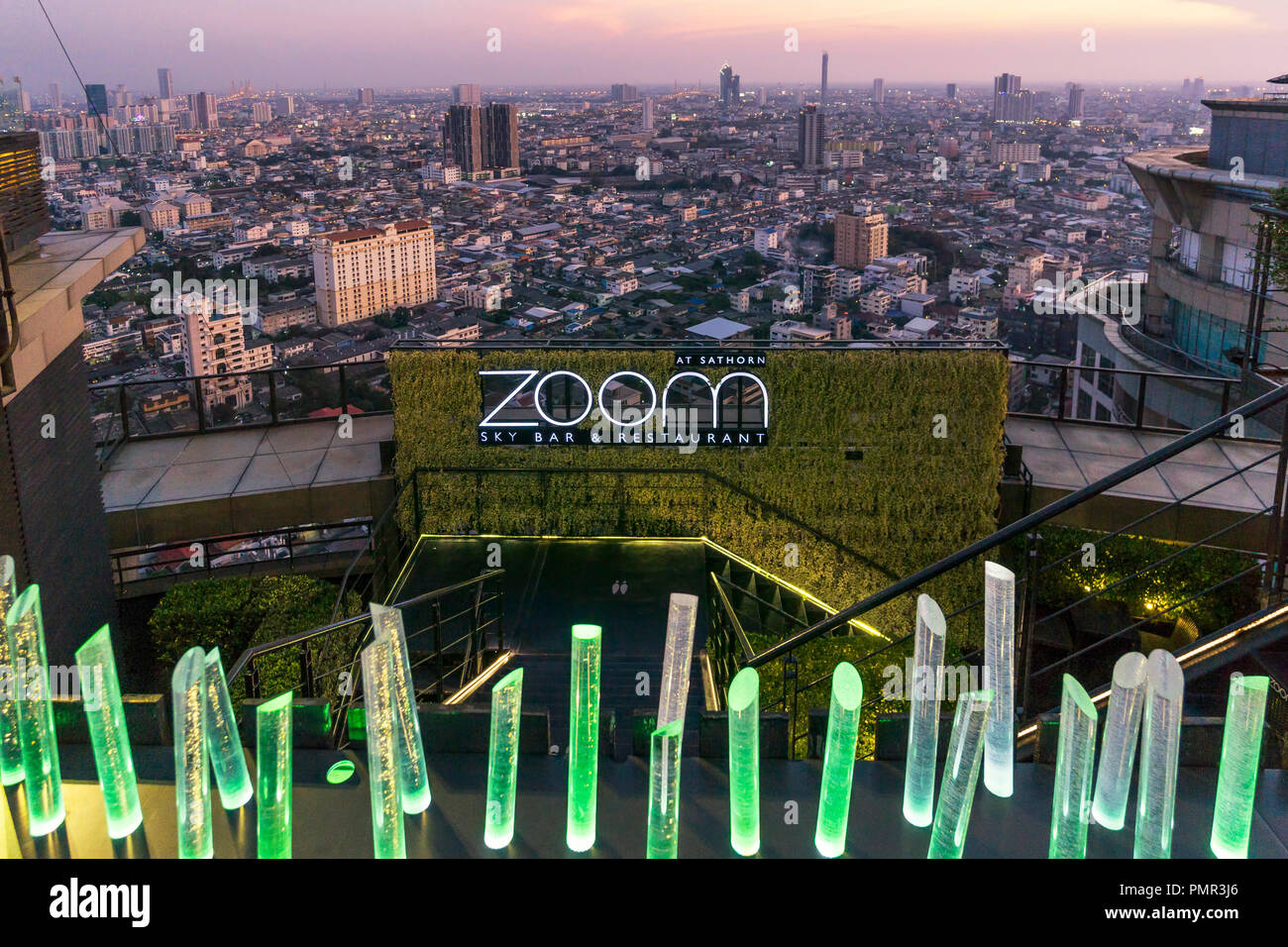 Zoom Sky Bar, Anantara Sathorn Hotel, Bar auf der Dachterrasse, Bangkok, Thailand, Stockfoto