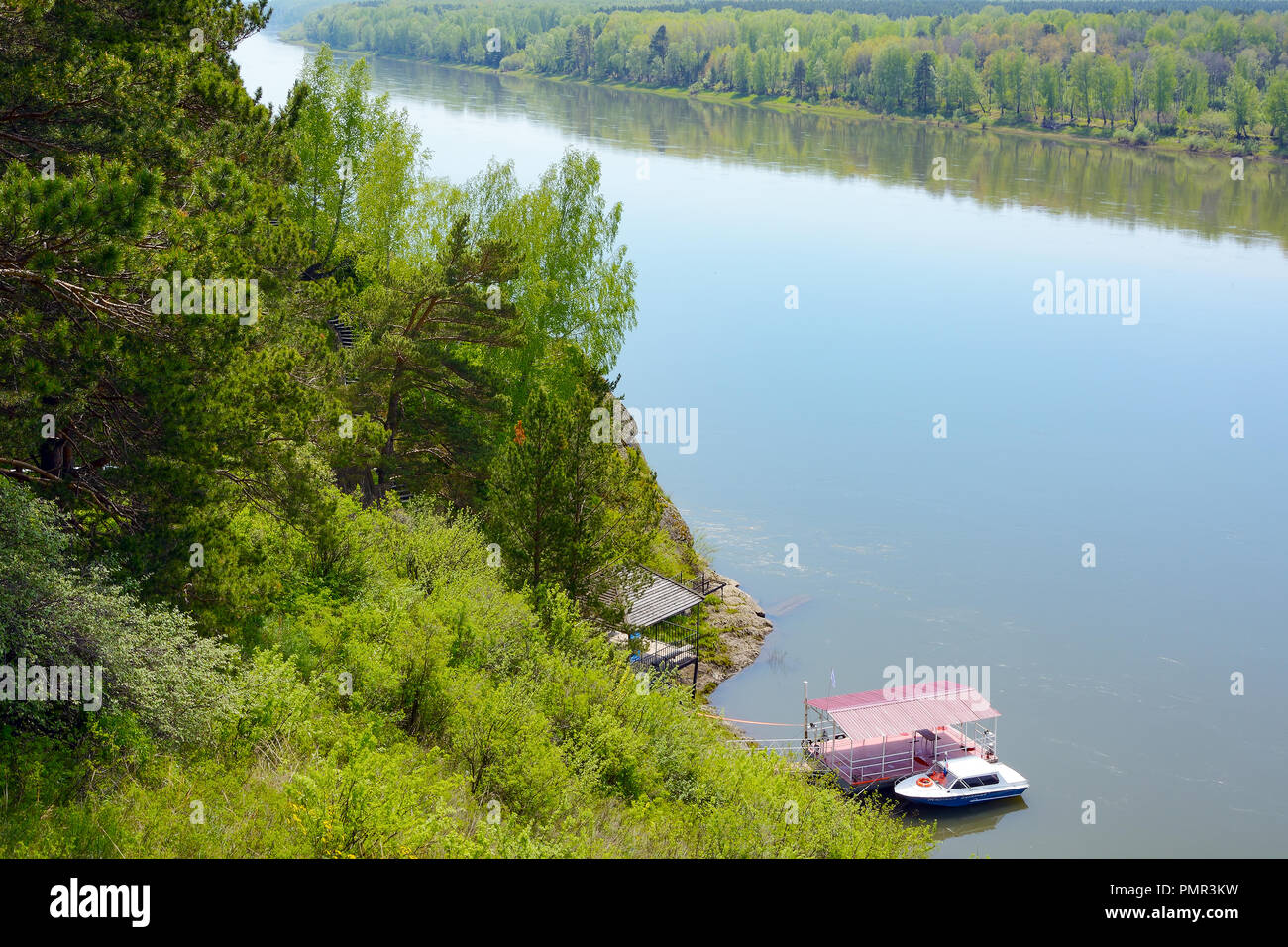 Liegeplätze für Sportboote des Museums - Reserve" Tomskaya Pisanitsa' auf dem Fluss Tom, Anfang des Sommers, Kemerovo Region Stockfoto