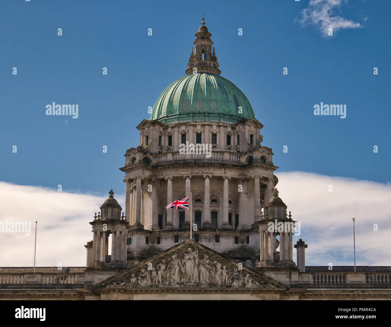 Kuppel des Rathauses in Belfast, bei schönem Wetter mit Zahlen und die englische Flagge Stockfoto