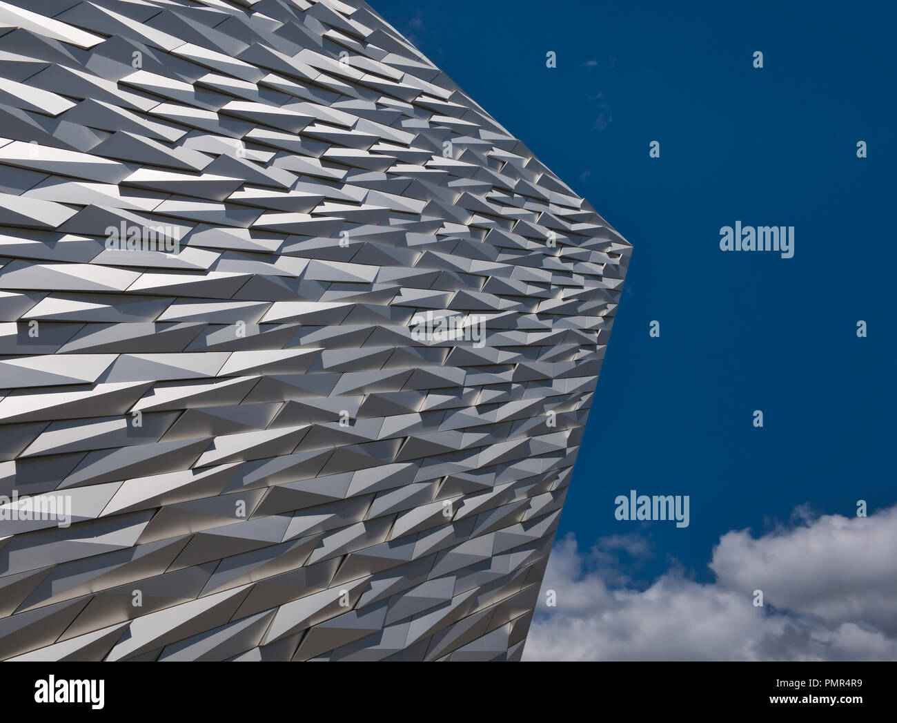 Ein silberner Fassade ohne Fenster mit unterschiedlichen Formen in Silber mit Licht und Schatten. Stockfoto Ein silberner Fassade ohne Fenster mit unterschiedlichen Formen in Silber mit Licht und Schatten. Stockfoto