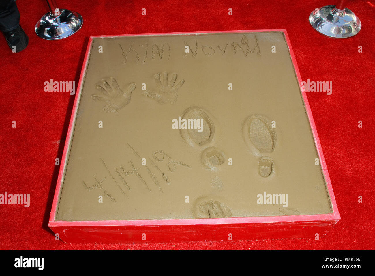Kim Novak's Handprints und Footprints während der Zeremonie zu Ehren ihrer in Zement am Grauman's Chinese Theater in Hollywood, CA, 14. April 2012. Foto von Joe Martinez/PictureLux Stockfoto