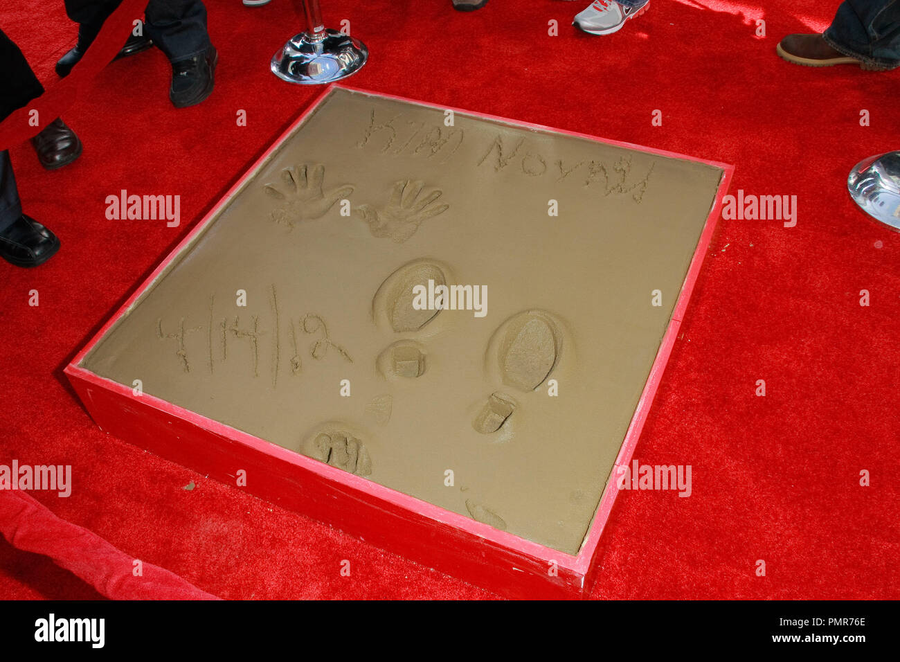 Kim Novak's Handprints und Footprints während der Zeremonie zu Ehren ihrer in Zement am Grauman's Chinese Theater in Hollywood, CA, 14. April 2012. Foto von Joe Martinez/PictureLux Stockfoto