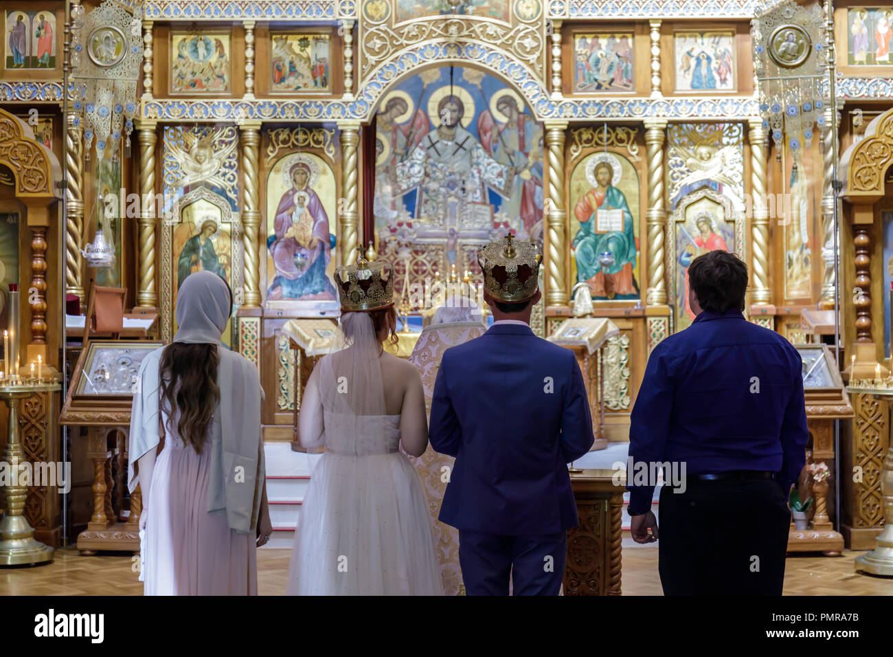 Traditionelle russische Hochzeit in der Orthodoxen Kirche. Stockfoto