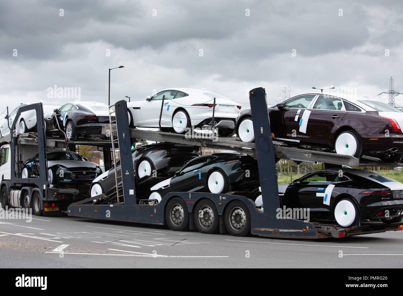 Car transporter Fotos und Bildmaterial in hoher Auflösung Seite 2