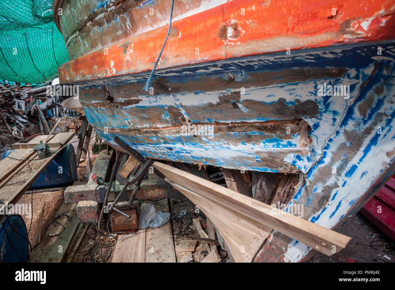Altes holz Boot Wartung am Strand Fischerei traditionelle Thailand Bay Stockfoto