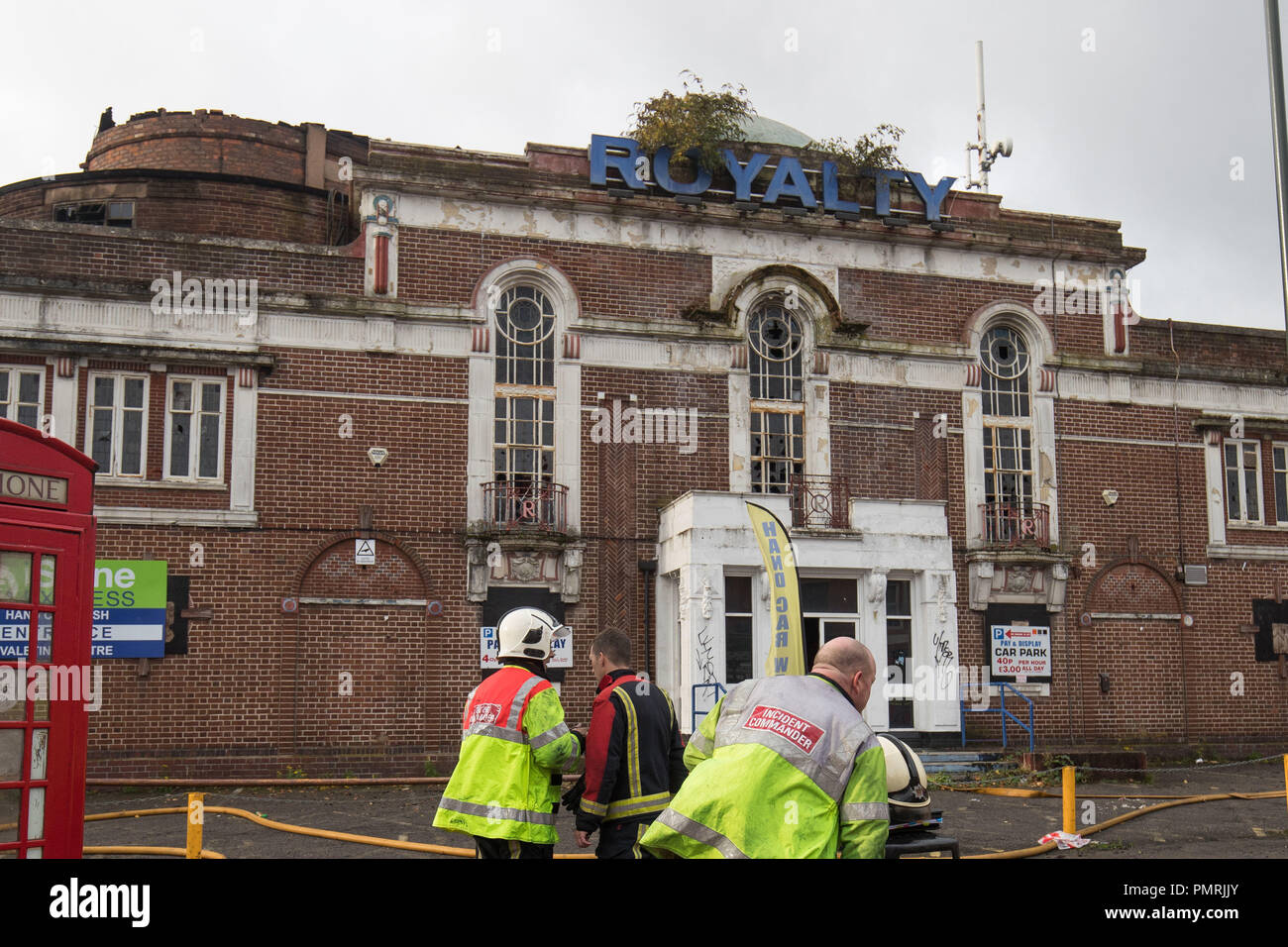 Feuerwehrmänner nehmen an der Szene, die nach einem Brand an der Royalty Kino in Harborne, Birmingham, einem ehemaligen Kino aus den 1930er Jahren. Stockfoto