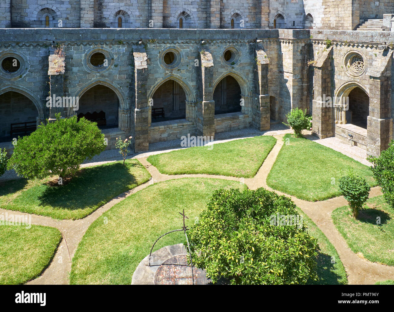 Der Blick auf den Kreuzgang und den Innenhof der Kathedrale (Se) von Evora. Portugal Stockfoto