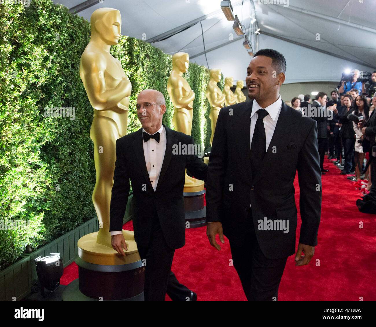 Jean Hersholt Humanitarian Award Empfänger Jeffrey Katzenberg und Oscar®-nominierte Schauspieler Will Smith, an der 2012 die Gouverneure Auszeichnungen bei den Ray Dolby Ballroom am Hollywood & Highland Center® in Hollywood, CA, Samstag, 1. Datei Referenz # 31744 035 Nur für den redaktionellen Gebrauch - Alle Rechte vorbehalten Stockfoto