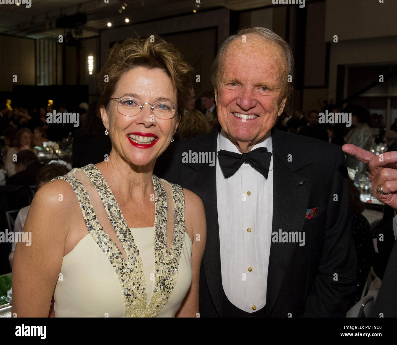 Oscar®-preisgekrönte Schauspielerin Annette Bening und Ehrenpreis Empfänger George Stevens Jr., an der 2012 die Gouverneure Auszeichnungen bei den Ray Dolby Ballroom am Hollywood & Highland Center® in Hollywood, CA, Samstag, 1. Datei Referenz # 31744 038 Nur für den redaktionellen Gebrauch - Alle Rechte vorbehalten Stockfoto