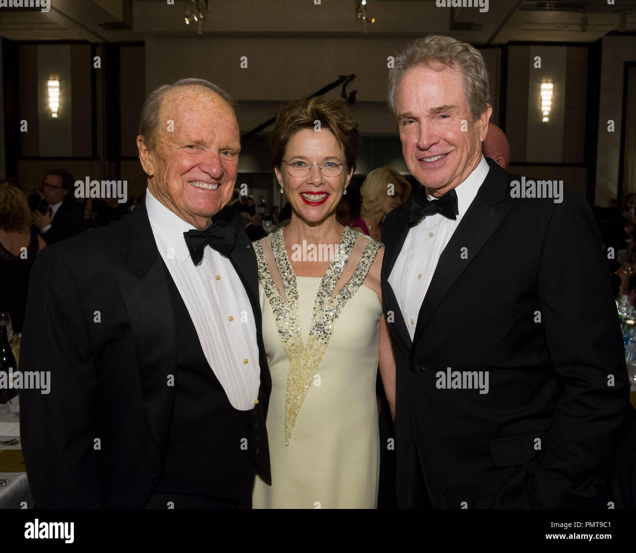 Ehrenpreis Empfänger George Stevens Jr., Oscar®-preisgekrönte Schauspielerin Annette Bening und Oscar-gekrönte Schauspieler Warren Beatty, an der 2012 die Gouverneure Auszeichnungen bei den Ray Dolby Ballroom am Hollywood & Highland Center® in Hollywood, CA, Samstag, 1. Datei Referenz # 31744 039 Nur für den redaktionellen Gebrauch - Alle Rechte vorbehalten Stockfoto