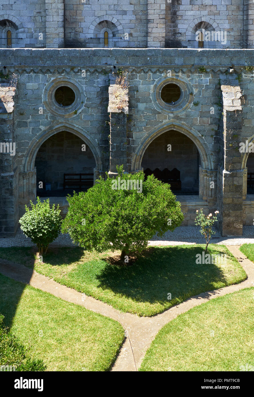 Der Blick auf den Kreuzgang und den Innenhof der Kathedrale (Se) von Evora. Portugal Stockfoto