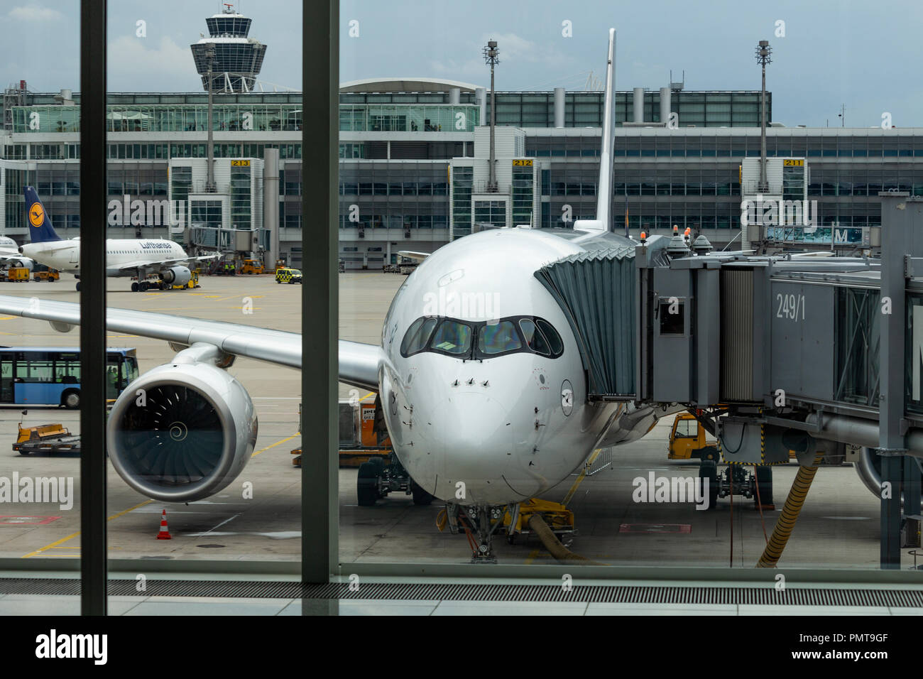 München, Deutschland - 30. August 2018: ein Lufthansa Airbus A350 an einem Finger an Klemme 2 des Franz Josef Strauß-Flughafen in München geparkt Stockfoto