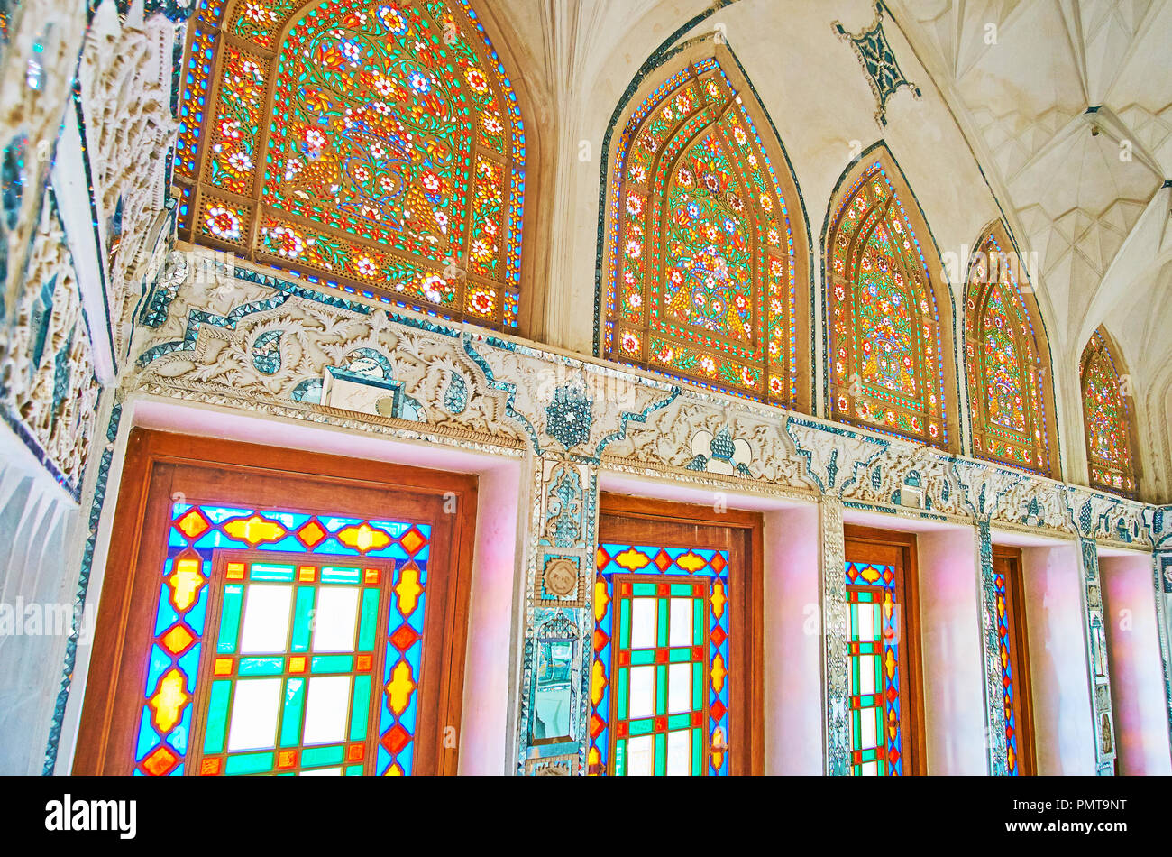 KASHAN, IRAN - Oktober 22, 2017: Das Meisterwerk mirrorwork und Glasfenster im Spiegelsaal der Abbasi Haus - historisches Herrenhaus, als Stockfoto