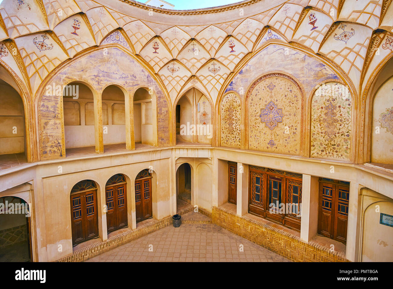 KASHAN, IRAN - Oktober 22, 2017: Beeindruckende Innenausstattung der historischen Tabatabaei Haus als Museum der Persischen Kunst und Architektur, am 22. Oktober Stockfoto