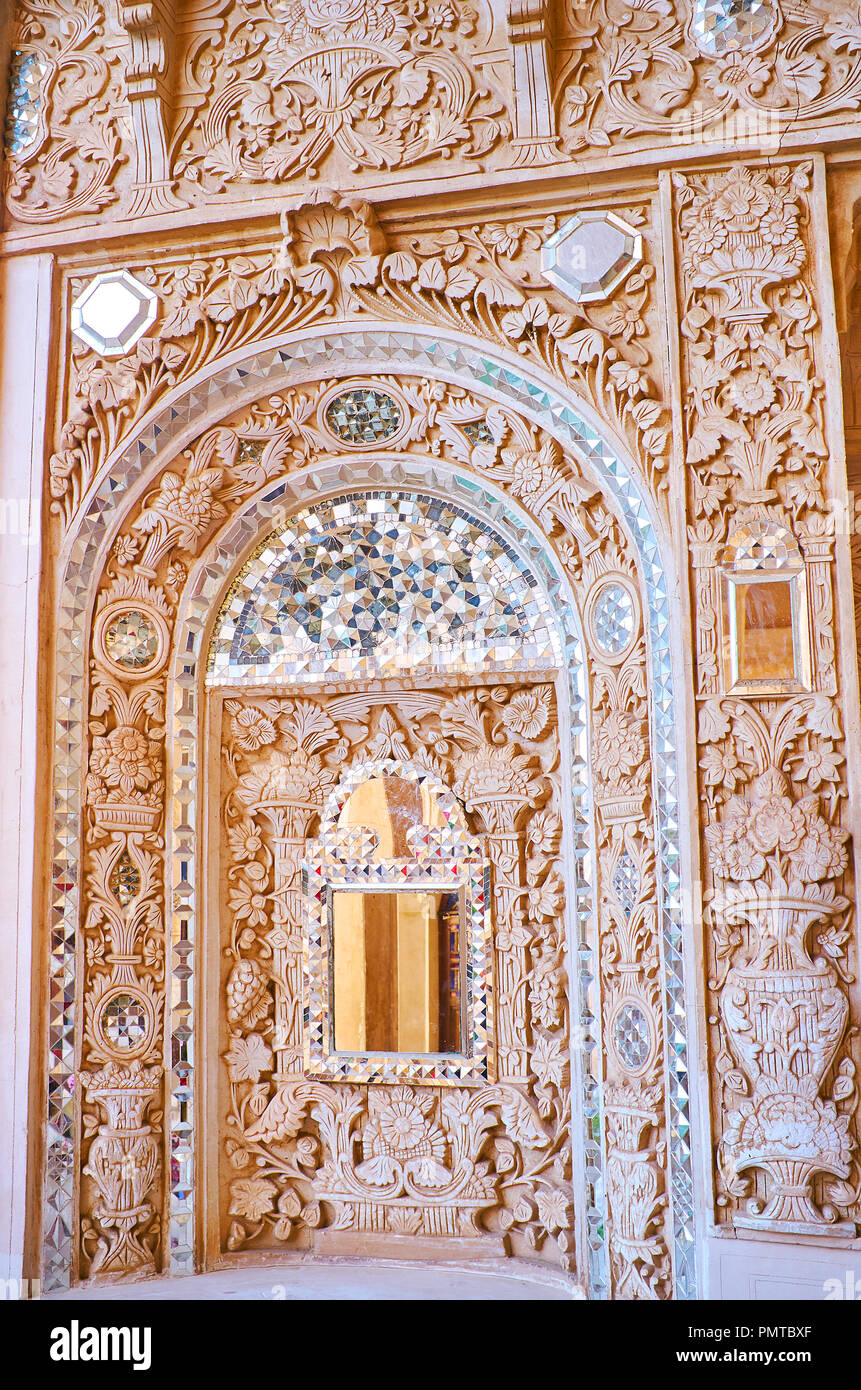 KASHAN, IRAN - Oktober 22, 2017: Die kleine Nische in der Wand der Sommerterrasse der Tabatabaei Haus mit Meisterwerk Gips Blumenmuster und mirrorwork Stockfoto