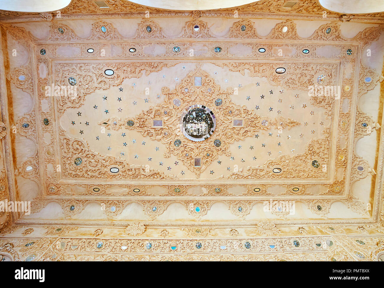 KASHAN, IRAN - Oktober 22, 2017: Die Obergrenze der Sommerterrasse der Tabatabaei Haus mit Spiegel Sternen verziert und geschnitzten Gips Dekore, Oktober Stockfoto